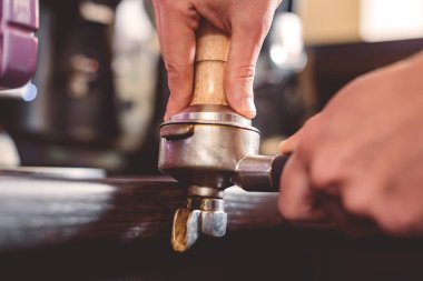 Barmen eller tarafından kullanılan öfke