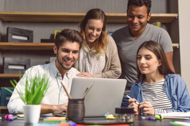 bir grup öğrenci birlikte okuyorlar.