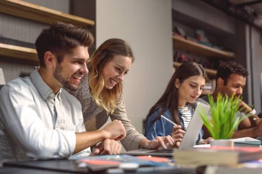 Öğrenciler kampüs Kütüphane projesinde grup yapıyor