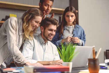 Öğrenciler kampüs Kütüphane projesinde grup yapıyor