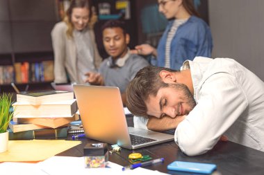 Birlikte oturan ve okuyan üniversite öğrencileri