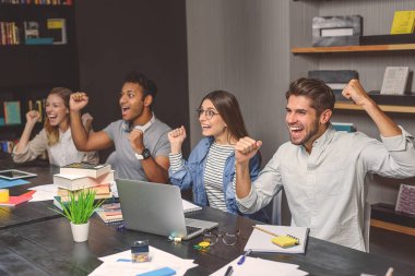 Birlikte oturan ve okuyan üniversite öğrencileri