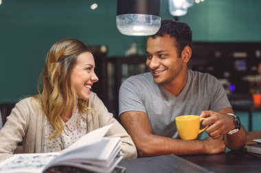 Birlikte kahve dükkanında okuyan arkadaşlar