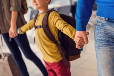 Havaalanında bavul ile mutlu aile