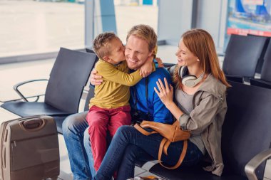 Mutlu aile kucaklaşması havaalanında