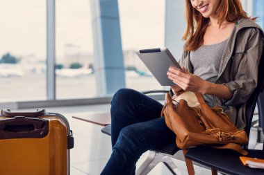 Güzel kız havaalanında tablet kullanma
