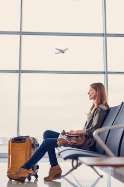 Gülümseyen kız yatılı için bekliyor