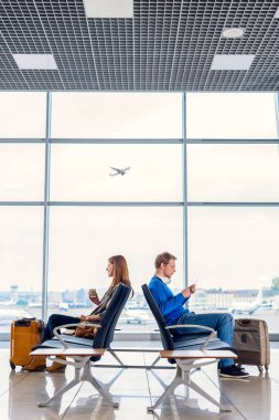 Bekleme salonunda genç Çift