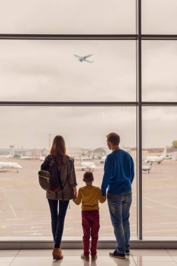 Havaalanında pencere bakarak aile
