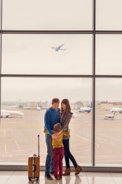 Kalkış Havaalanı'nda bekleyen aile