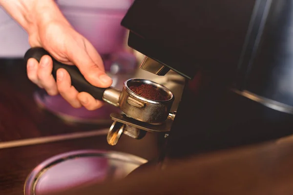 Μπάρμαν προετοιμάζει συσκευές καφέ — Φωτογραφία Αρχείου