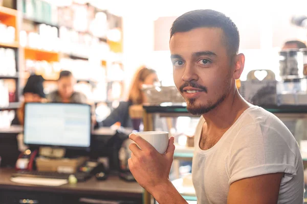 Hombre encantado tomando un descanso con café —  Fotos de Stock