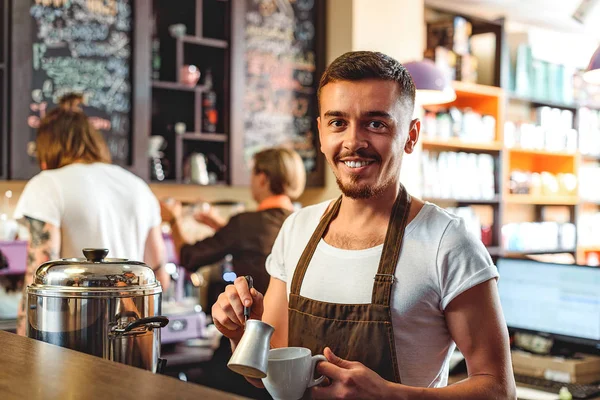 Cantinero alegre sonriendo en un café —  Fotos de Stock