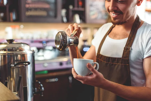 Barman, co cuppuccino w kuchni — Zdjęcie stockowe