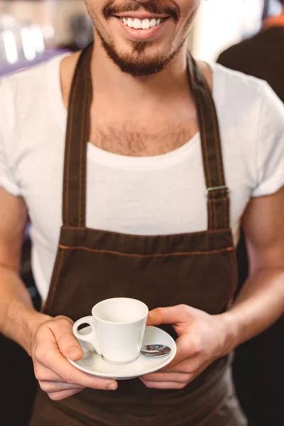 Enfoque selectivo en la taza en manos del barman —  Fotos de Stock