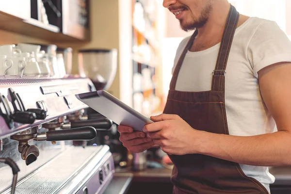 Tecnología moderna que ayuda a la cafetería local a encontrar clientes —  Fotos de Stock