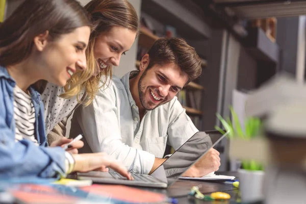 Grupo de estudiantes que estudian juntos — Foto de Stock