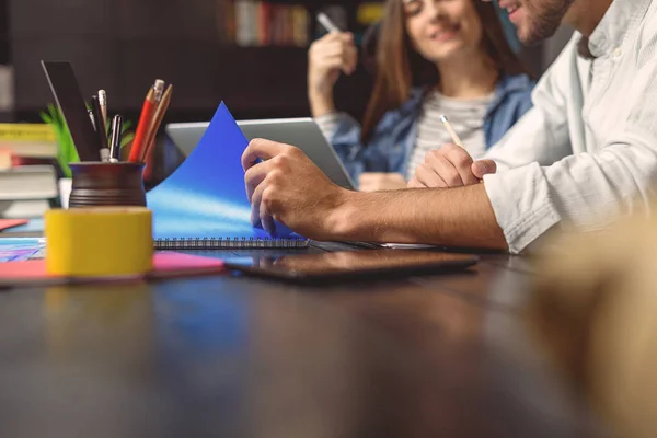 Grupo de estudiantes que estudian juntos — Foto de Stock