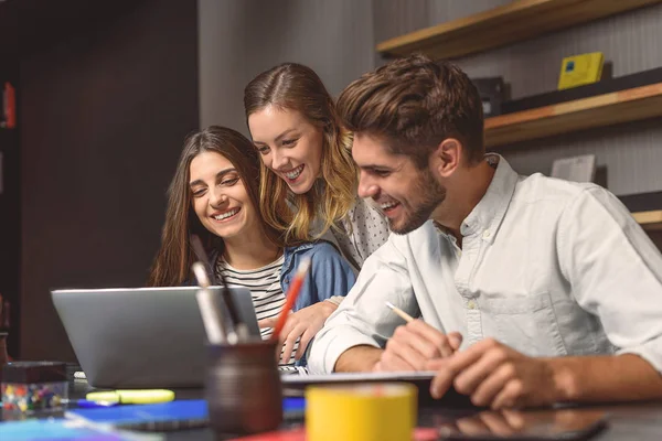 Skupina studentů studujících společně — Stock fotografie