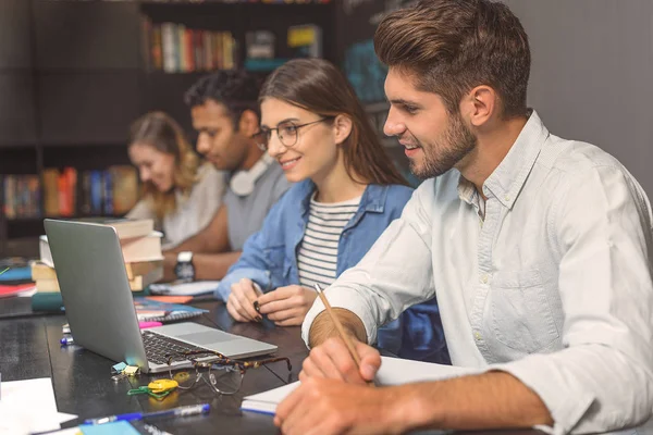 Studenti universitari seduti insieme e studiare — Foto Stock