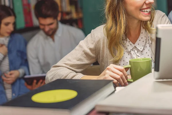 Vänner studera tillsammans på coffee shop — Stockfoto