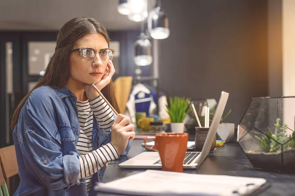 Kvinnliga collegestudent som studerar — Stockfoto