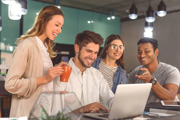 Grupo de amigos hablando en la cafetería — Foto de Stock