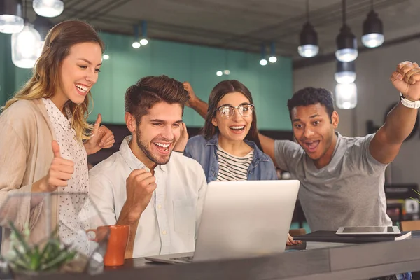 Grupo de amigos hablando en la cafetería — Foto de Stock