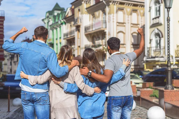 Étudiants universitaires traînant sur le campus — Photo