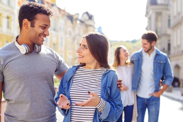 College students hanging out on campus — Stock Photo, Image