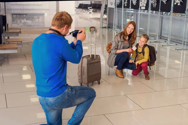 Щаслива сім'я робить фотографії в аеропорту — стокове фото
