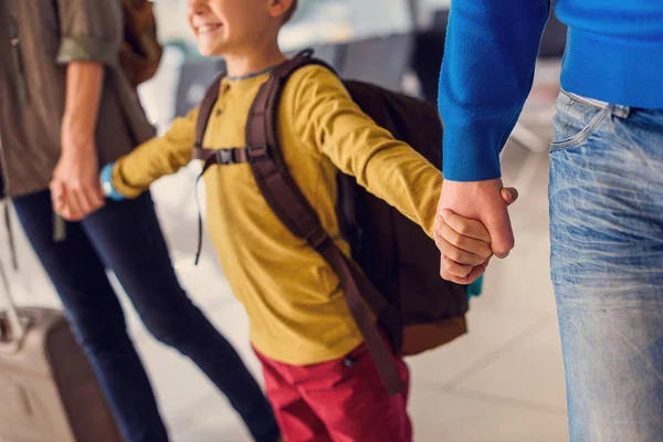 Familia feliz con maletas en el aeropuerto — Foto de Stock