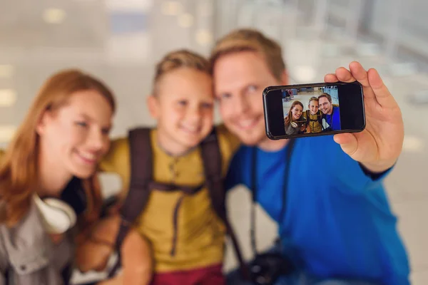 Boldog család fénykép így airport — Stock Fotó