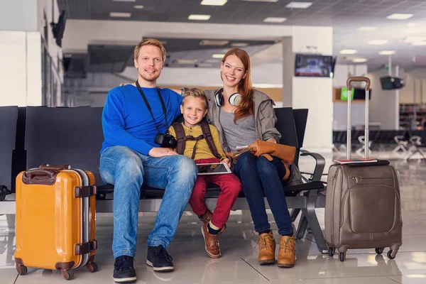 Família aguarda partida no aeroporto — Fotografia de Stock