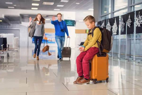 Adoralbe niño en el aeropuerto — Foto de Stock