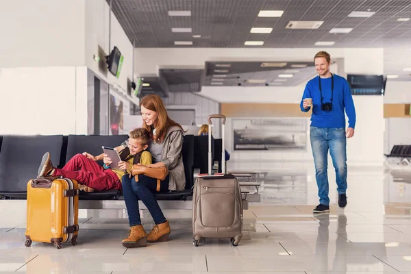 Família aguarda partida no aeroporto — Fotografia de Stock