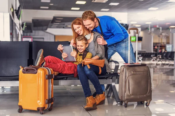 Сім'я чекає вильоту в аеропорту — стокове фото