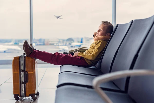 Adoralbe jongetje op luchthaven — Stockfoto