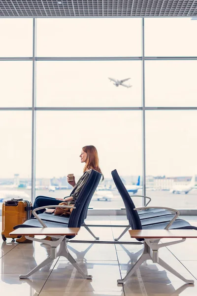 Belle fille idrinking café à l'aéroport — Photo