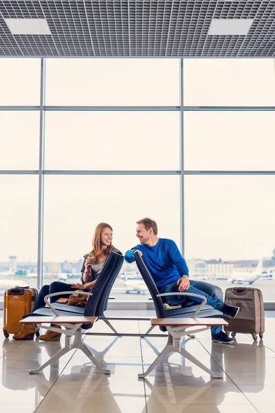 Pareja joven en la sala de espera — Foto de Stock