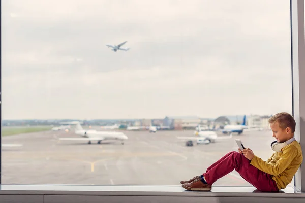Menino sentado no aeroporto — Fotografia de Stock