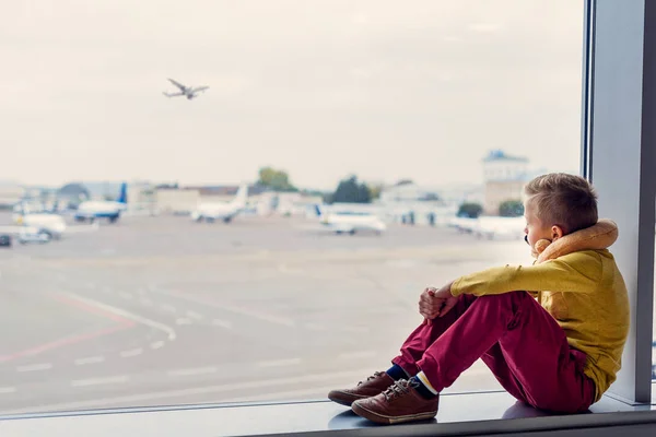 Kleine jongen zitten op luchthaven — Stockfoto