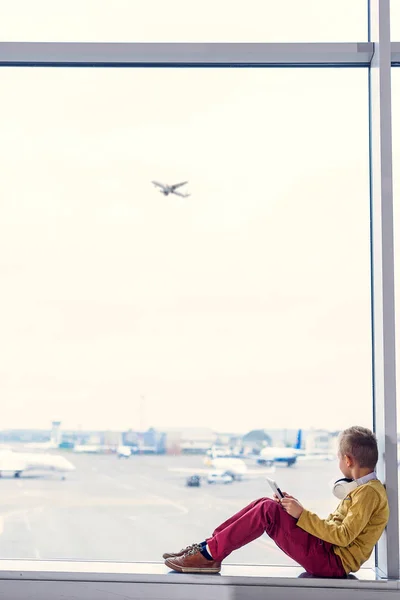 Menino sentado no aeroporto — Fotografia de Stock