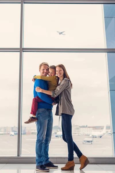 Семья ждет вылета в аэропорту — стоковое фото