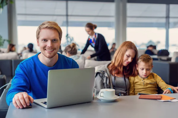Leende familj med barn på flygplats — Stockfoto