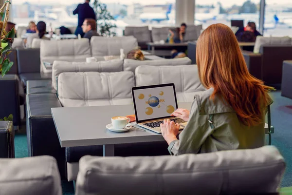 Vacker flicka med laptop i flygplats — Stockfoto