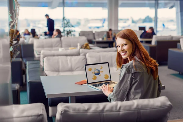 Vacker flicka med laptop i flygplats — Stockfoto
