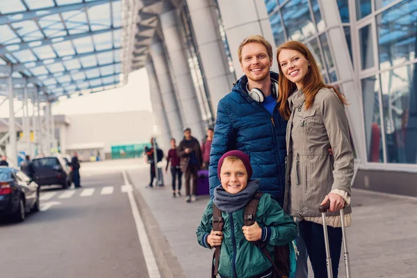 Familia sonriente con niños en el aeropuerto — Foto de Stock