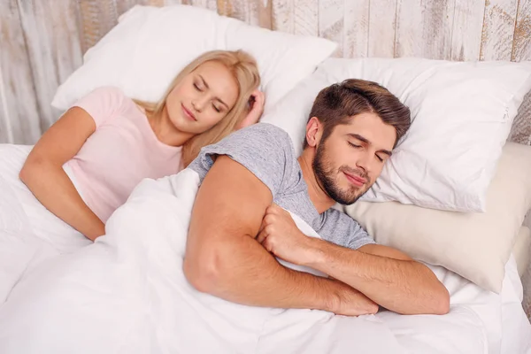 Homme et femme font la sieste dans la chambre — Photo