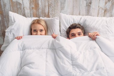 Genç adam ve kadın yatak odasında eğleniyor